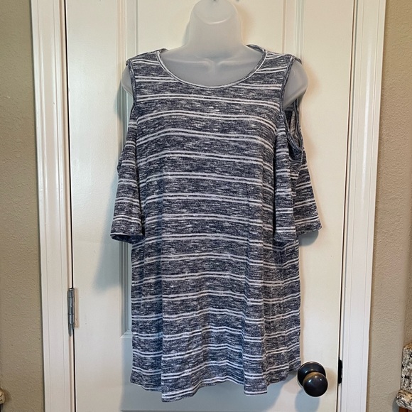 Signature Studio Tops - Heathered blue and white cold shoulder top size XL